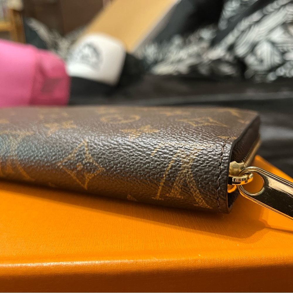 Not authentic! Louis Vuitton Wallet